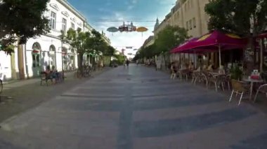 Zaman atlamalı görüntüleri bir ana cadde Kestel Macaristan küçük bir kasabasından. 05. 08. 2017. Macaristan