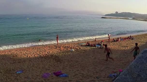 Fiatal fiú ugrás nagyon jó a tengerparton Palamos, Spanyolország, lassú mozgás, 2017. augusztus 14. — Stock videók