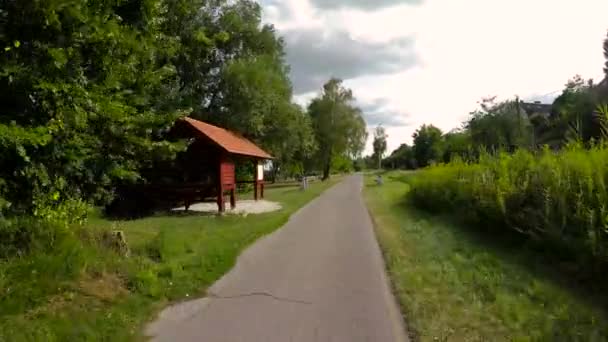 Macaristan, 21 Ağustos, 2017 Balaton Gölü kıyısında bisiklet yolu — Stok video