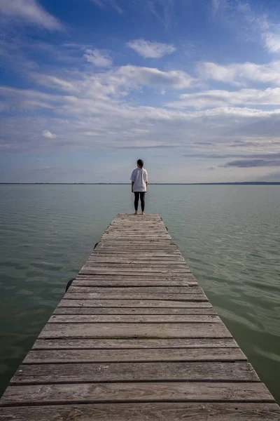 Chica joven en el muelle de madera —  Fotos de Stock