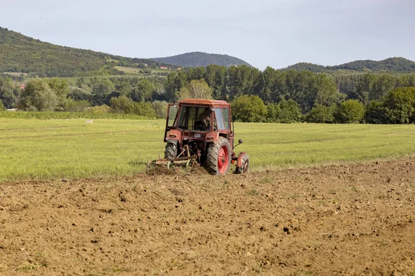 Stary traktor pracę na polu — Zdjęcie stockowe