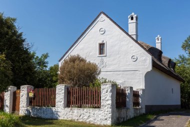 Geleneksel evlere Macaristan'dan yakınındaki Balaton Gölü, köy Salfold, 29. Ağustos 2017