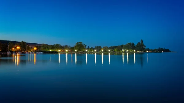 Hermosa foto de la noche desde el lago Balaton de Hungría, Revfulop —  Fotos de Stock