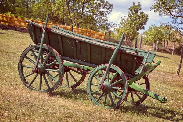 Velho carro de cavalo húngaro no quintal — Fotografia de Stock
