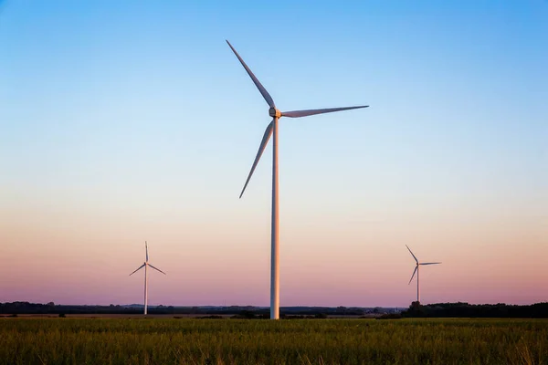 Windmolens in de zonsondergang licht uit Hongarije — Stockfoto