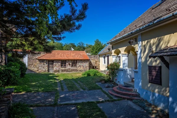 Traditionele huizen uit Hongarije, in de buurt van het Balatonmeer, dorp Salfold, 29. Augustus 2017 — Stockfoto