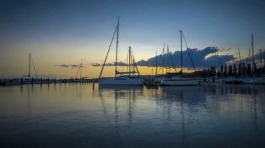 Güzel bir akşam bir yelken-dock cihazından, Macaristan, Szigliget Balaton Gölü hızlandırılmış