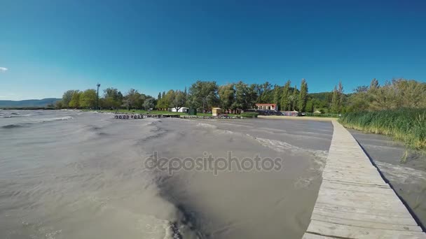 바람이 부는 날, 해변 Szigliget에서에서 헝가리의 발라 톤 호수 — 비디오