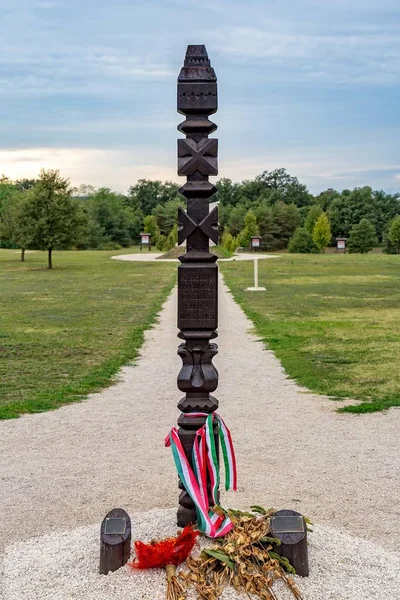 Памятник жертвам беспорядков, Памятник всеевропейскому пикнику 1989 года в городе Шопрон, Венгрия, озеро Нойзидл — стоковое фото
