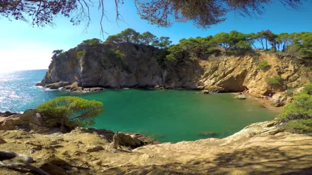 Detail van de Spaanse kust in de zomer (Catalonië, Costa Brava), 4k — Stockvideo