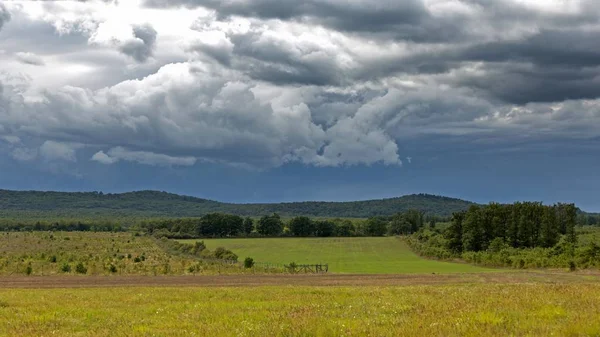 Dramatické mraky na maďarské krajině — Stock fotografie