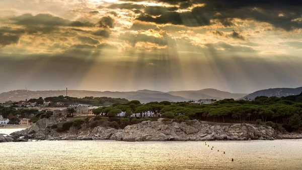 Belo pôr do sol em uma baía na Costa Brava, Espanha — Fotografia de Stock