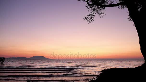 Prachtige zonsopgang boven het Balatonmeer van Hongarije — Stockvideo