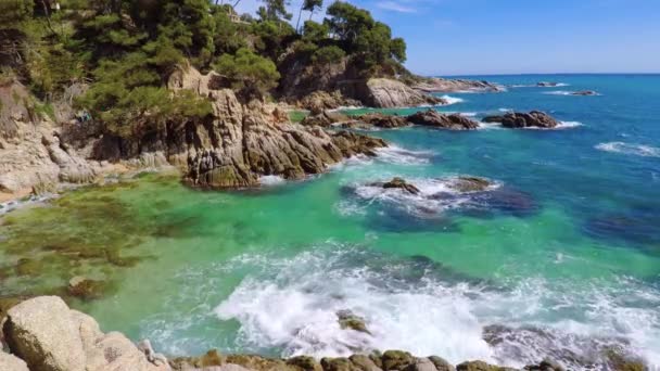 Szczegół wybrzeża Hiszpanii na lato (Katalonia, Costa Brava), 4k — Wideo stockowe