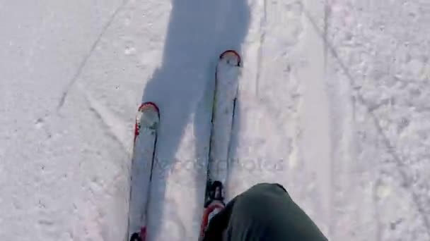 Skiën op de berg van de Pyreneeën in Spanje, Masella — Stockvideo