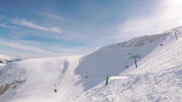 Skiën op de berg van de Pyreneeën in Spanje, Masella — Stockvideo