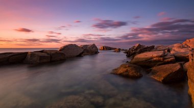 İspanya 'nın Costa Brava körfezinde güzel bir gün doğumu