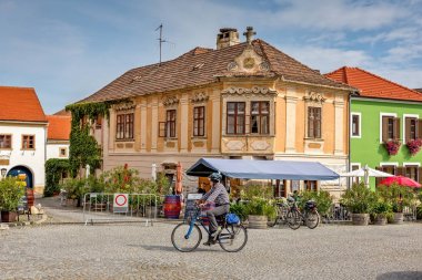 Binaların ana meydanında, pas, Ruszt, üzerinde Neusiedler görmek