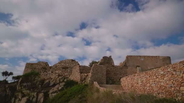 Mooi kasteel in een dorp Fosca in een Costa Brava in Spanje, met veel wolken, time-lapse — Stockvideo