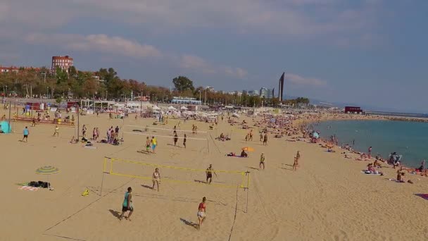 Багато людей на пляжі в Барселоні, Іспанія, 15 жовтня 2017 — стокове відео