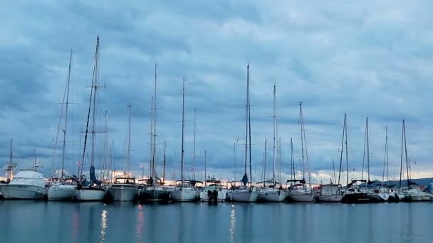 저녁에 많은 요트와 Palamos의 스페인 항구에서 시간 경과 — 비디오