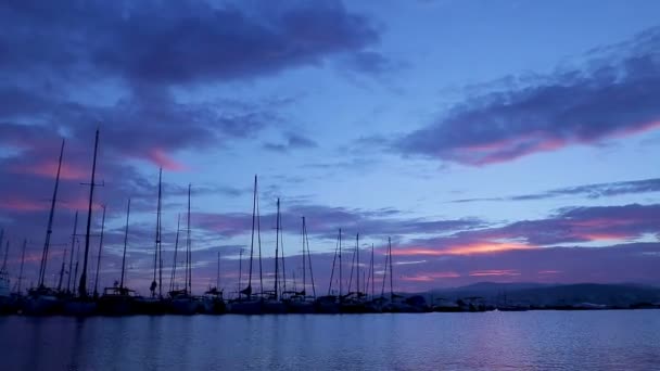 Tiempo transcurrido desde el puerto en Palamos de España con muchos veleros por la noche — Vídeos de Stock