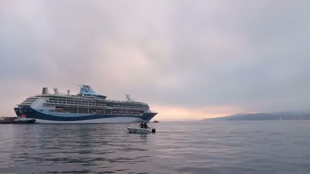 Ώρα λήξη πλάνα από ένα μεγάλο κρουαζιερόπλοιο σε μια μικρή ισπανική πόλη Palamos, 03 Οκτωβρίου 2017 Ισπανία — Αρχείο Βίντεο