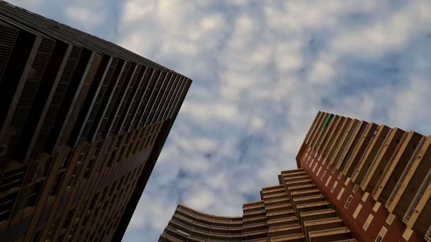 Höga byggnader med moln i en spansk stad Palamos, time-lapse film — Stockvideo