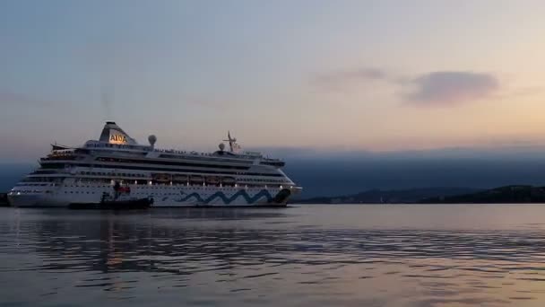 Imágenes de lapso de tiempo de un gran crucero en Palamos, Aida Aura desde Italia, longitud 203m, 1497 pasajeros, Costa Brava, España 04. 10. 2017 — Vídeo de stock