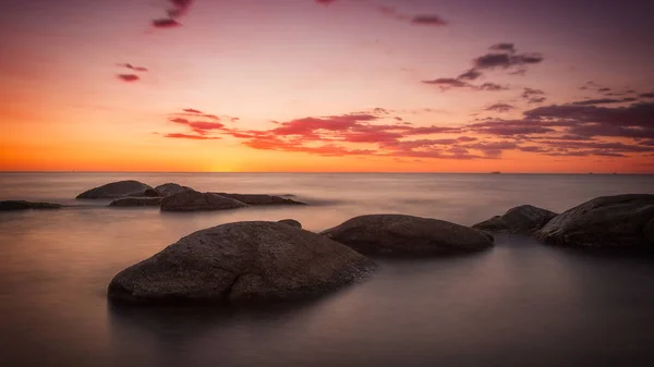 Bella alba in una baia della Costa Brava, Spagna — Foto Stock