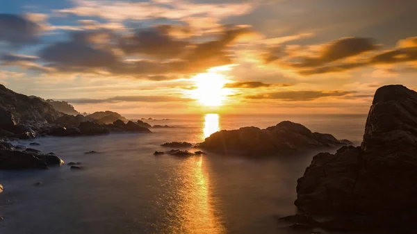 Bella alba in una baia della Costa Brava, Spagna — Foto Stock