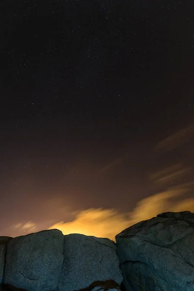 Nachtszene mit Felsen und Sternen — Stockfoto