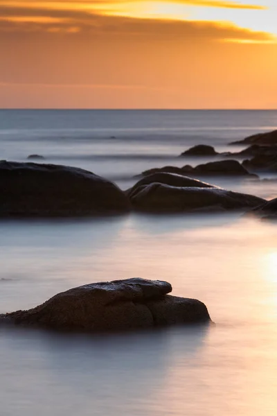 Vacker soluppgång i en vik i Costa Brava, Spanien — Stockfoto