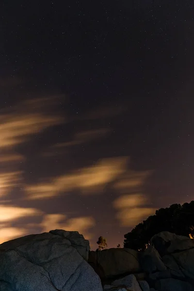 Gece sahne kayalar ve yıldız — Stok fotoğraf