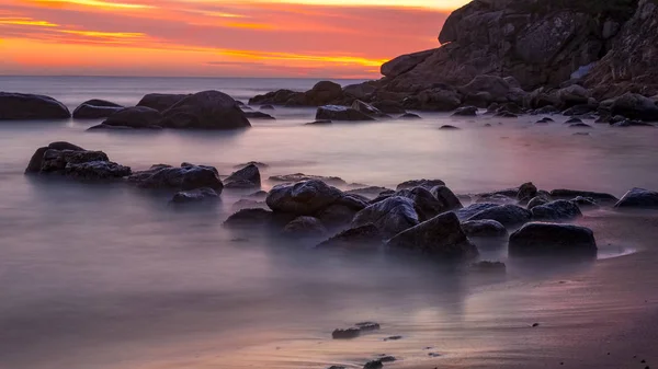 Vacker soluppgång i en vik i Costa Brava, Spanien — Stockfoto
