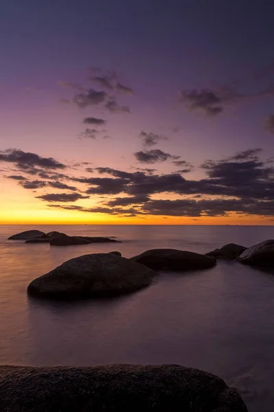 Vacker soluppgång i en vik i Costa Brava, Spanien — Stockfoto