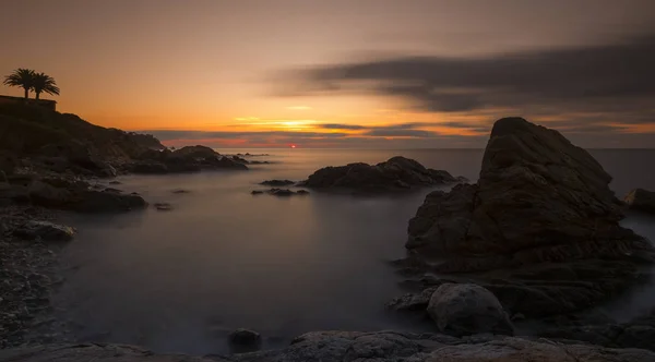 Hermoso amanecer en una bahía en Costa Brava, España — Foto de Stock