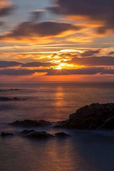 Vacker soluppgång i en vik i Costa Brava, Spanien — Stockfoto