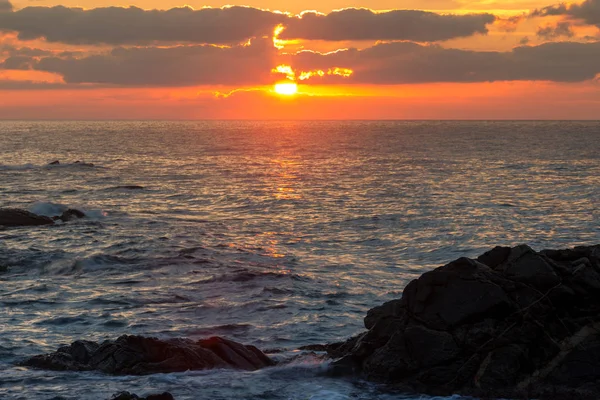 Schöner Sonnenaufgang in einer Bucht an der Costa Brava, Spanien — Stockfoto