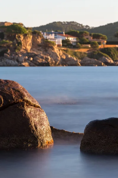 Hermoso amanecer en una bahía en Costa Brava, España — Foto de Stock