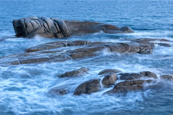 Hermoso amanecer en una bahía con rocas en la Costa Brava (Cataluña ) —  Fotos de Stock