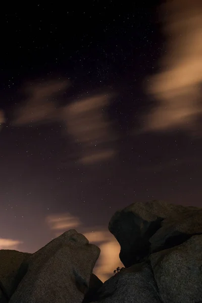 Escena nocturna con rocas y estrellas en Costa Brava, Cataluña, España —  Fotos de Stock