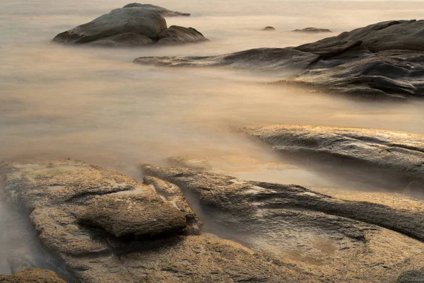 Hermoso amanecer en una bahía con rocas en la Costa Brava (Cataluña ) — Foto de Stock