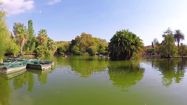 Ambiente agradável em Barcelona, em um Parc de Ciutadella em 4K, 15. Outubro de 2017, Espanha — Vídeo de Stock