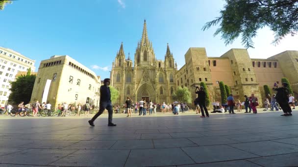 Trevlig solig oktoberdag nära i katedralen i Barcelona i Spanien, 9. Oktober 2017 — Stockvideo