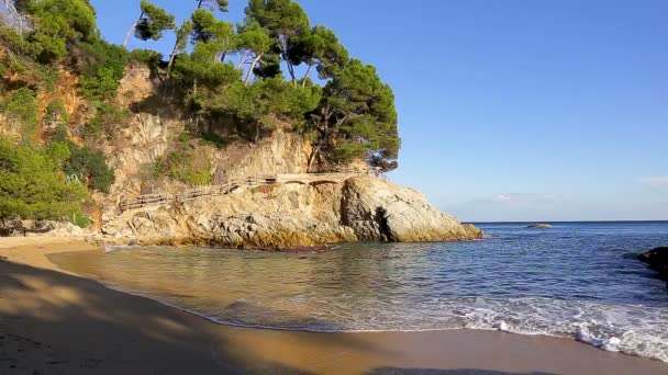 Detalj av den spanska kusten på sommaren (Katalonien, Costa Brava) — Stockvideo