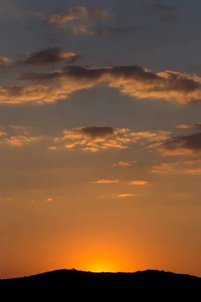 Belo pôr do sol sobre a montanha — Fotografia de Stock