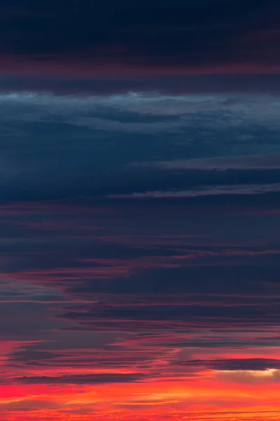 Mooie wolken in een zonsondergang licht — Stockfoto