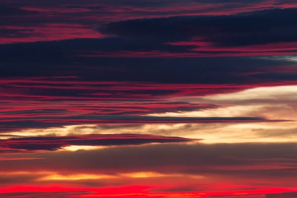Belle nuvole in una luce del tramonto — Foto Stock