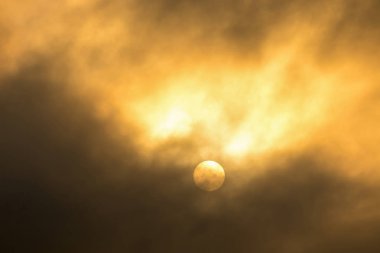 Güzel bir gün batımı ışık bulutlarda